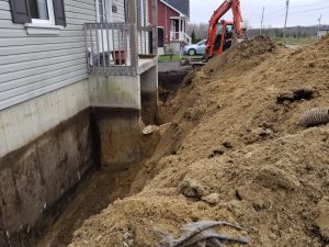 Excavation pour remplacer le drain de fondation d